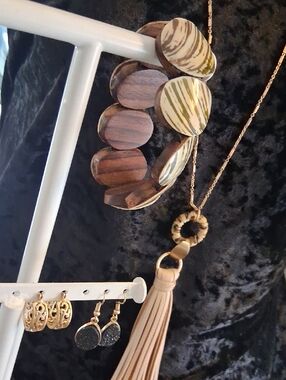 Women’s Beige Tassel Necklace 34 In.L Gold Earrings W/ A Wood & Shell Bracelet